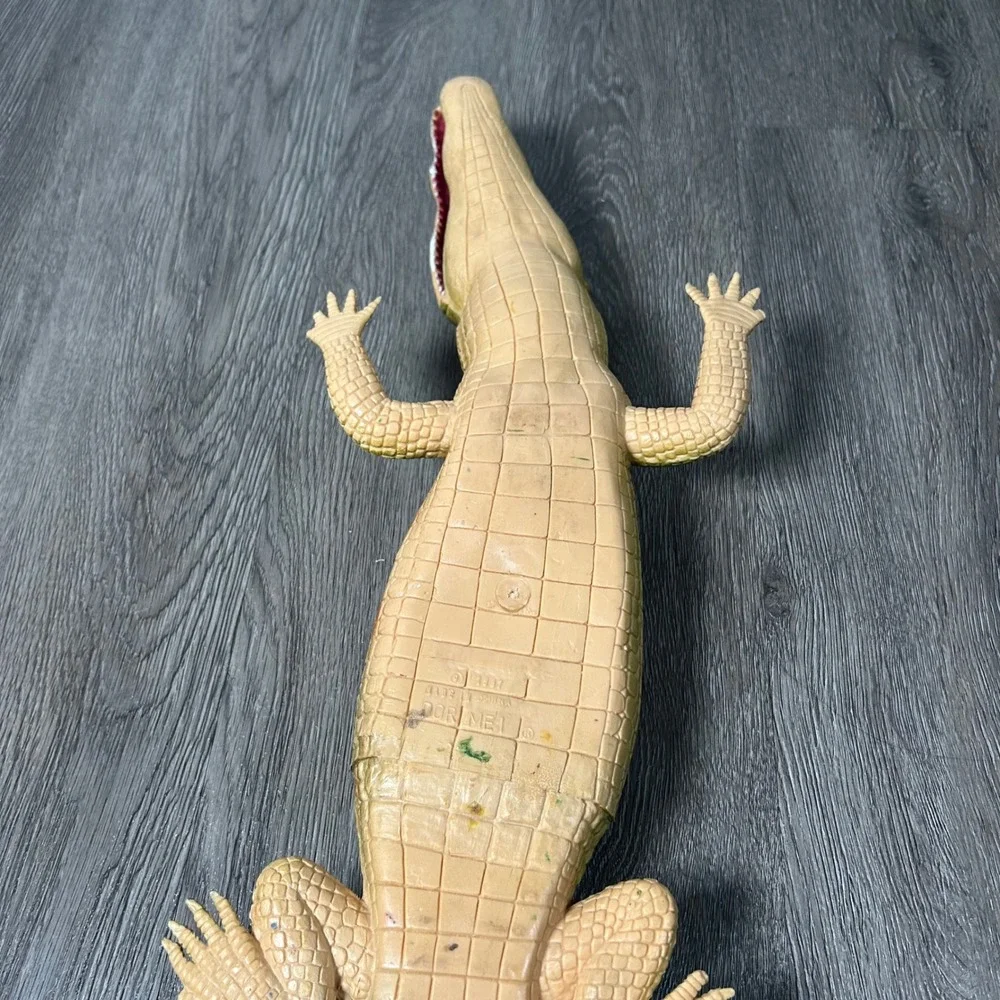 Dor Mei Alligator Toy Figure 29